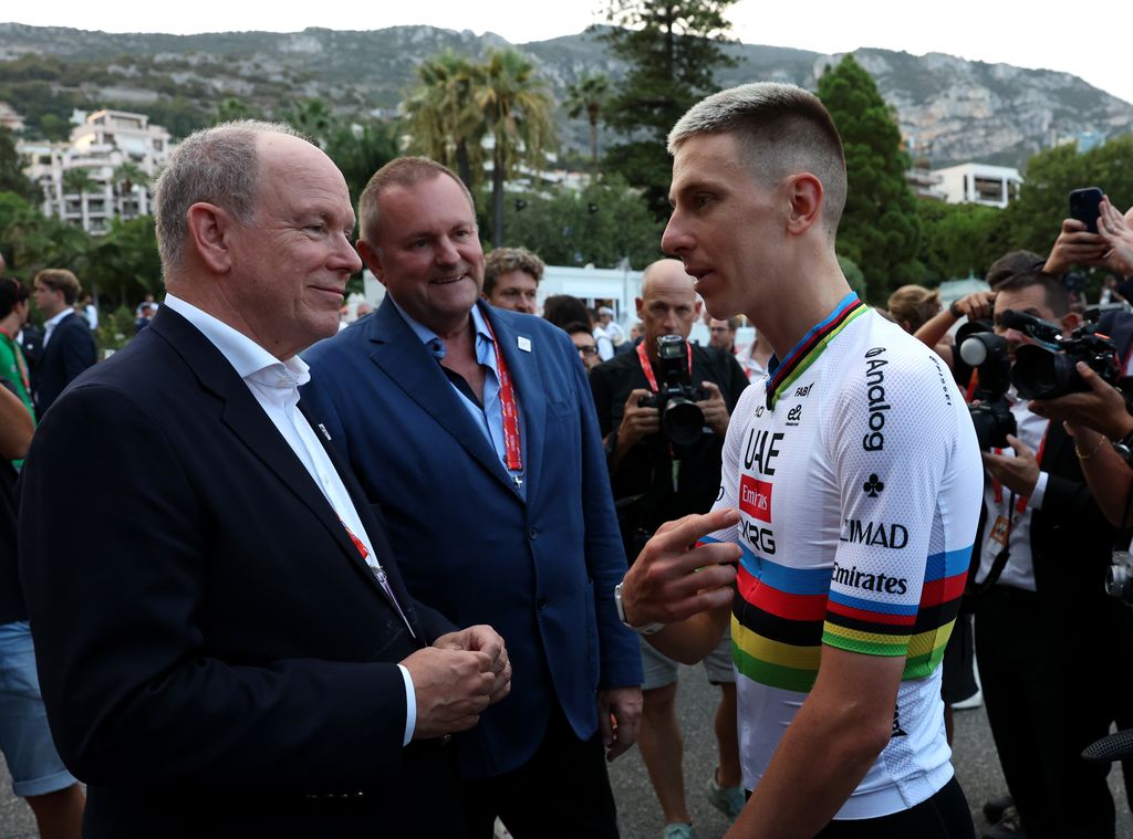 Tadej Pogacar con Alberto de Mónaco horas antes de que comience la etapa inaugural de La Vuelta en el Principado