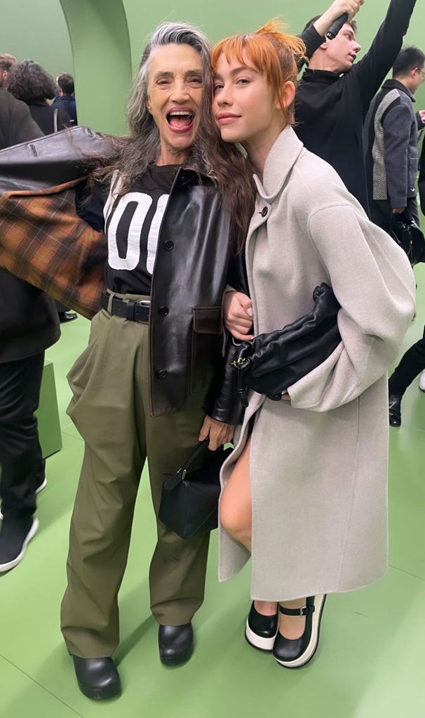 Úrsula Corberó impacta en Paris Fashion Week con un vestido transparente de Loewe