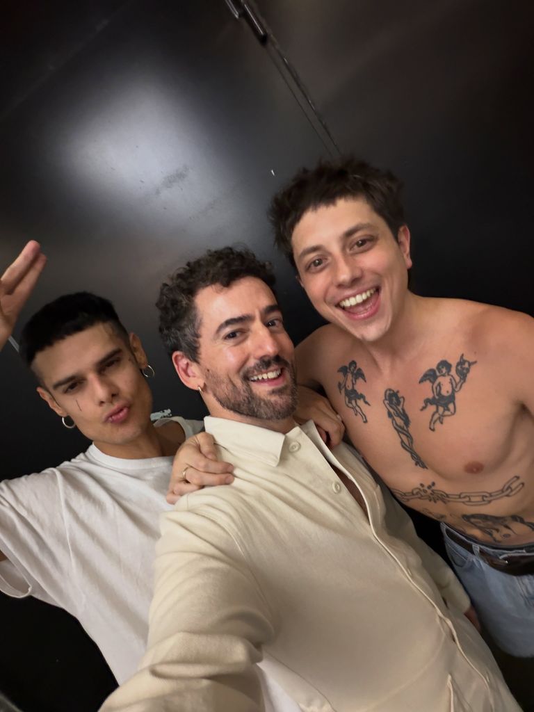 Luis Gerardo Méndez con Ca7riel y Paco Amoroso.