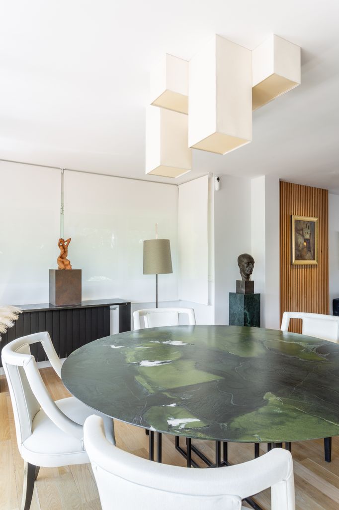 Comedor de estética moderna con piezas de arte que le dan alma 