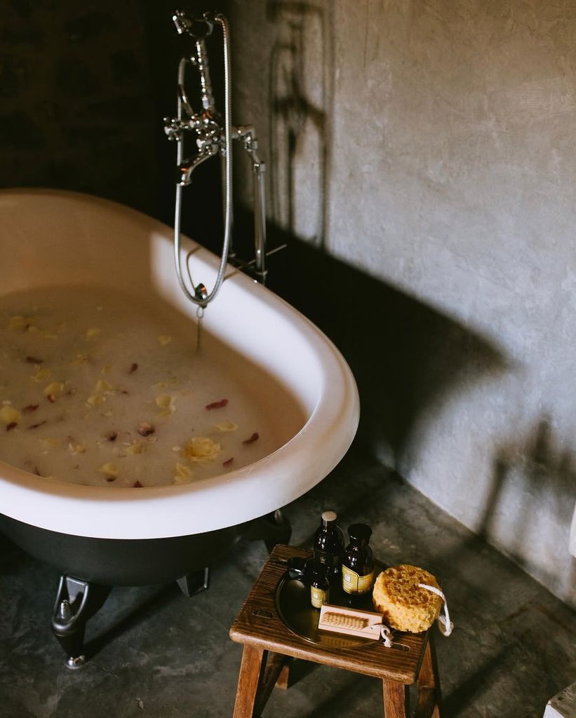 La “cascada floral” es uno de los elementos más sensoriales del Japanese Head Spa, donde el agua, las flores y el aroma transforman el lavado en un gesto de autocuidado profundo.