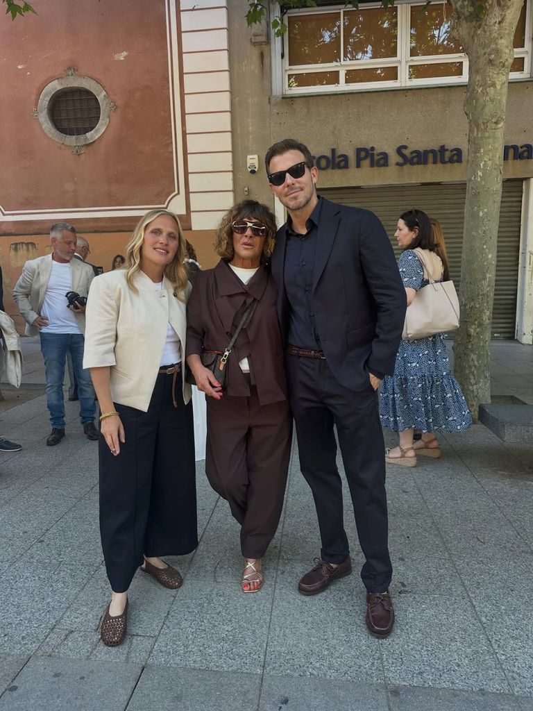 La madre de Álex con los dos hermanos del artista