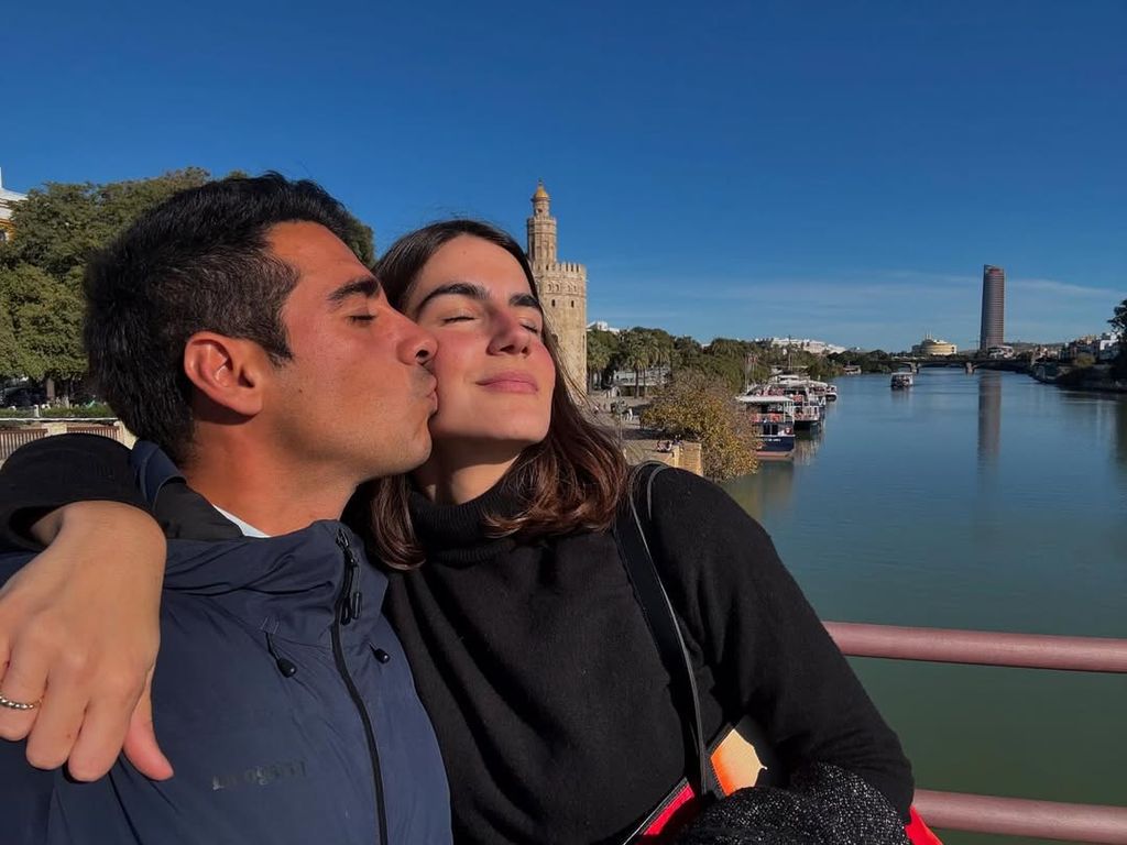 Alberto Herrera, dándole un beso a Blanca Llandres en Sevilla