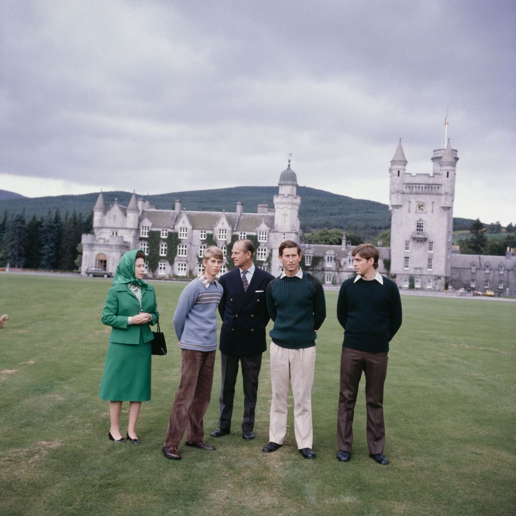 Isabel II y el duque de Edimburgo en el castillo de Balmoran en 1979 con tres de sus cuatro hijos: Carlos III, el príncipe Andrés y el príncipe Eduardo