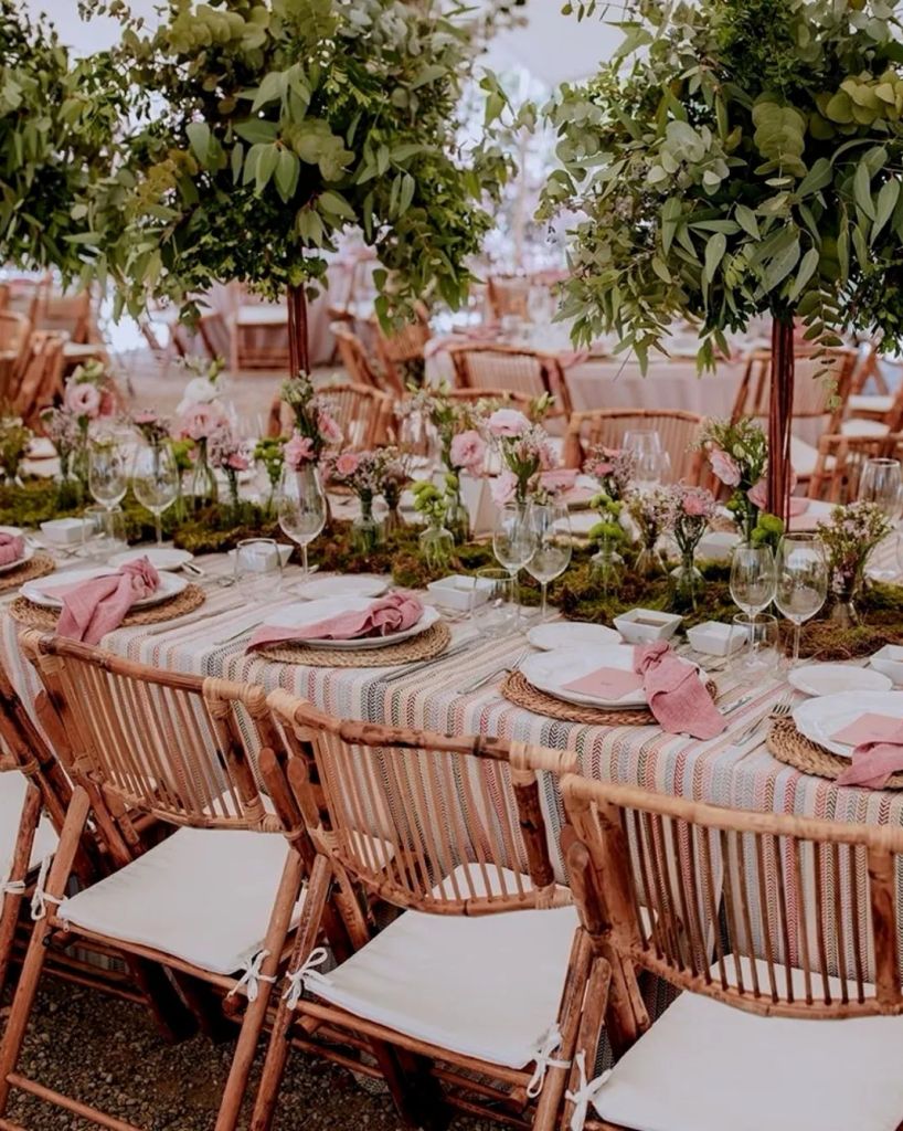 Decoración de bodas con manteles a rayas pastel