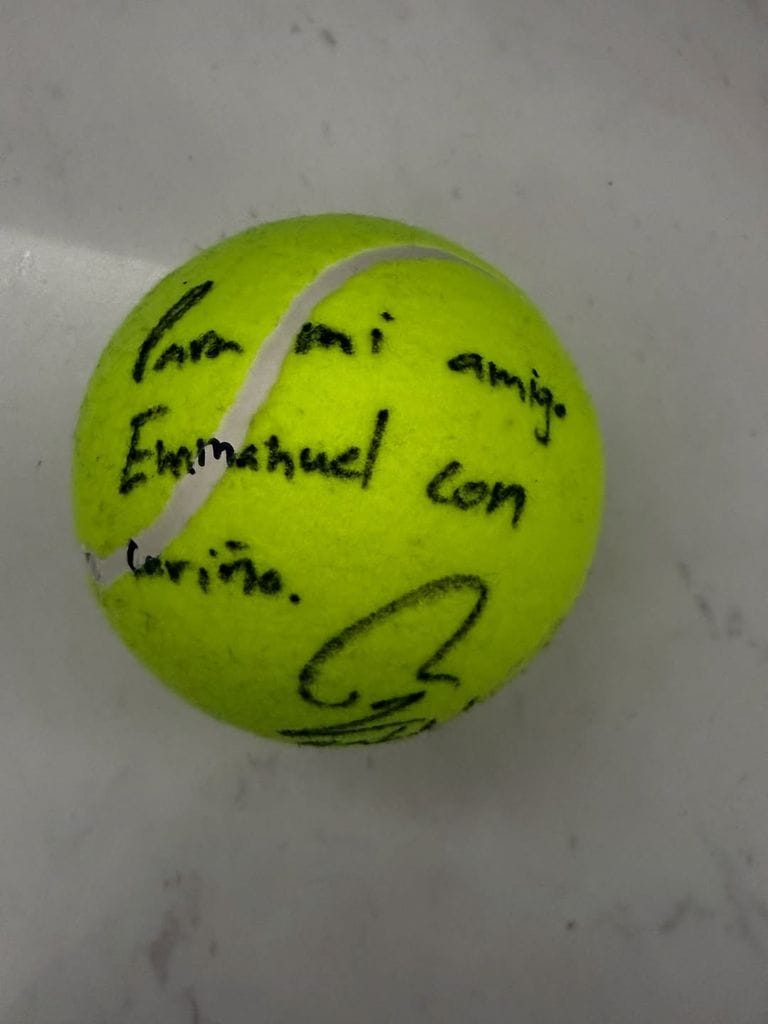 El tenista le firmó una pelota al hijo de Ninel Conde.