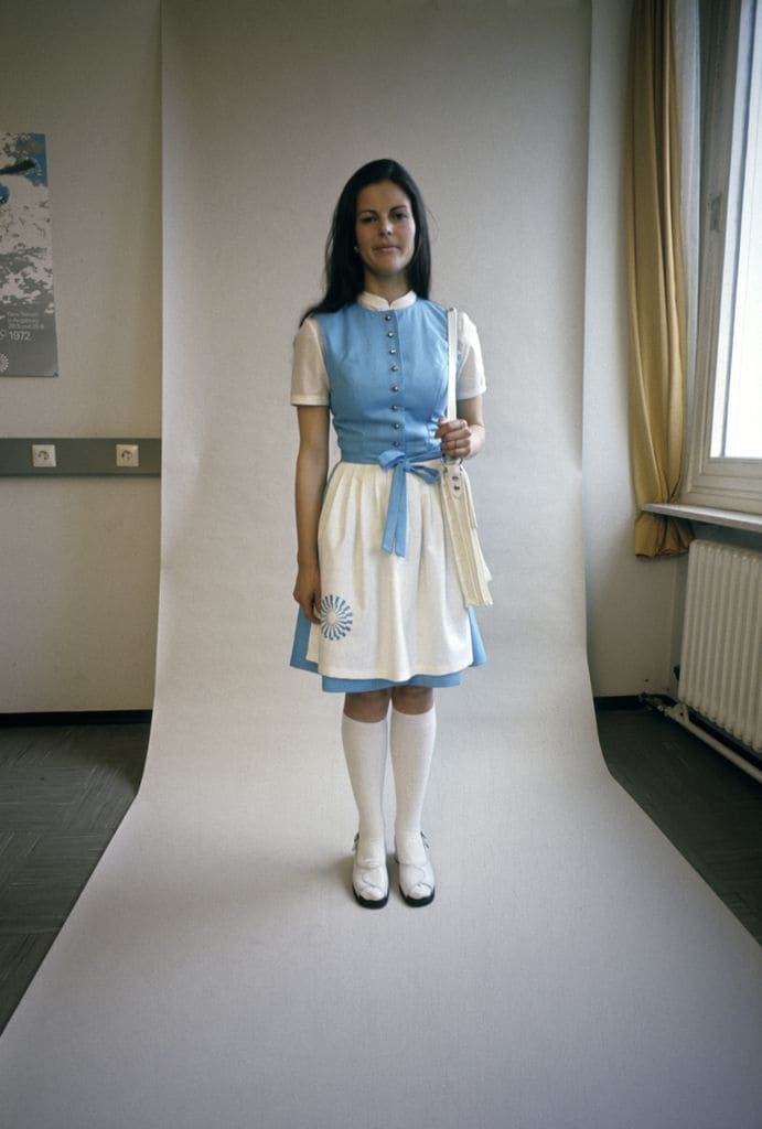 Silvia de Suecia -entonces Silvia Sommerlath- con 23 años y su uniforme de azafata de los Juegos Olímpicos de Munich de 1972