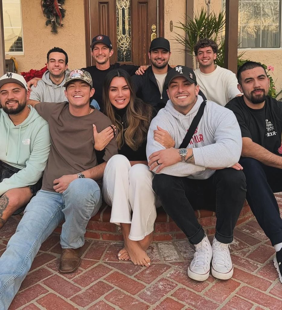 La actriz estuvo bien arropada por los suyos y sus hijos la acompañaron.