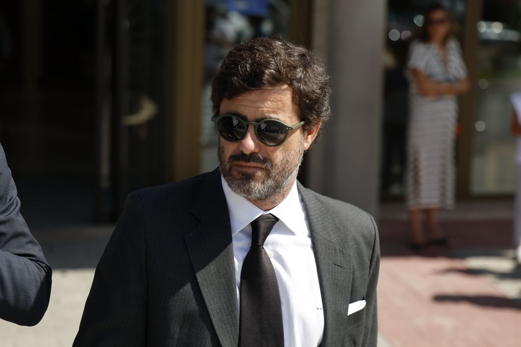 Antonio Matos en el último adiós a su esposa, Caritina Goyanes, en el tanatorio de La Paz en Tres Cantos (Madrid) 