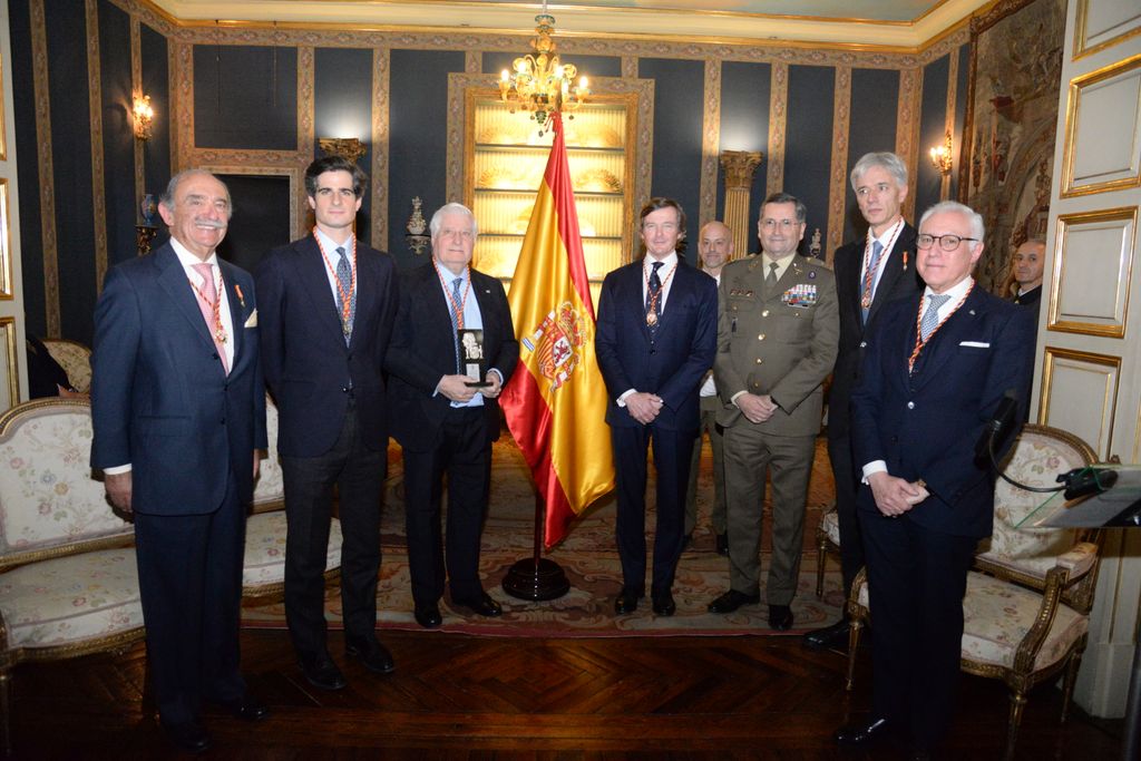 El embajador Rafael Fernández-Pita, el Duque de Huéscar; el Duque de Alba; el Duque de Calabria; Amador Enseñat; Santiago Velo de Antelo, y Amadeo-Martín Rey y Cabieses, académico