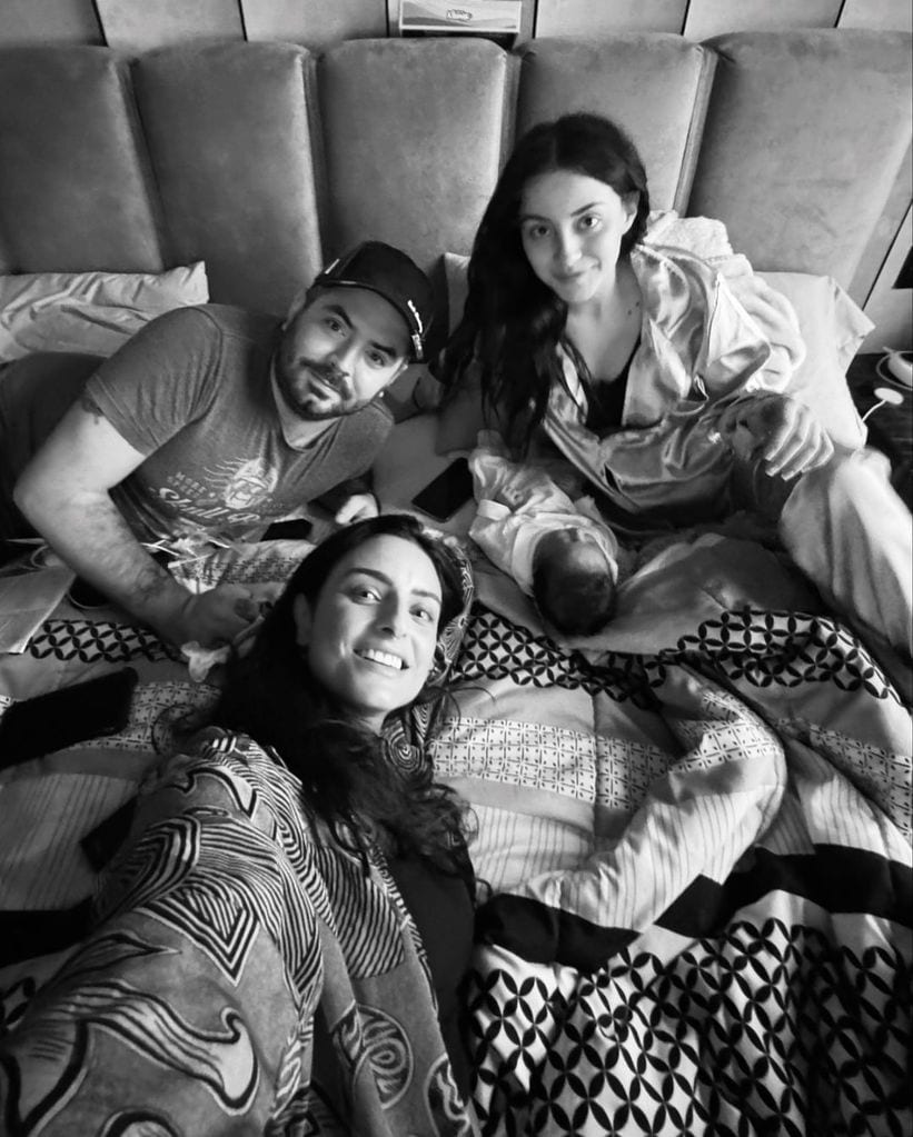 Aislinn Derbez visitó a los papás primerizos, para compartir sus mejores tips de maternidad