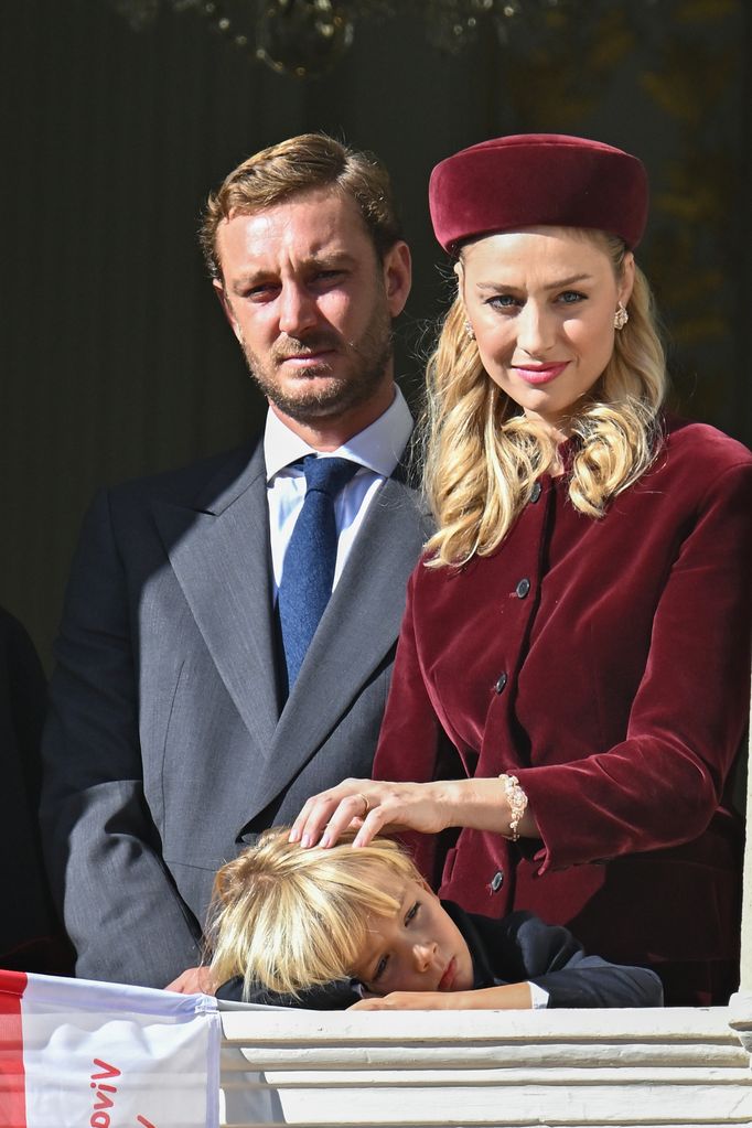 MONACO, MONACO - 19 DE NOVIEMBRE: (NOTA DEL EDITOR : NO TABLOIDS WEB & PRINT, NO DAILY MAIL, NO DAILY MAIL GROUP, NO VOICI, NO CLOSER) Pierre Casiraghi, Beatrice Boromeo y Stefano Casiraghi asisten al Día Nacional de Mónaco 2023 el 19 de noviembre de 2023 en Mónaco, Mónaco. 