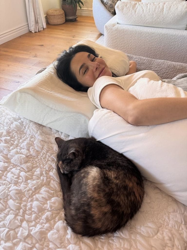 Martha Higareda junto a su mascota disfrutando de su embarazo 