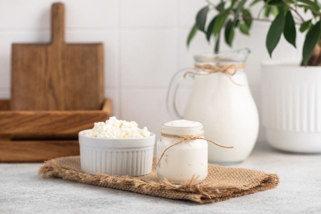 Los probióticos como el yogur y el kéfir con muy recomendables para restaurar la microbiota.