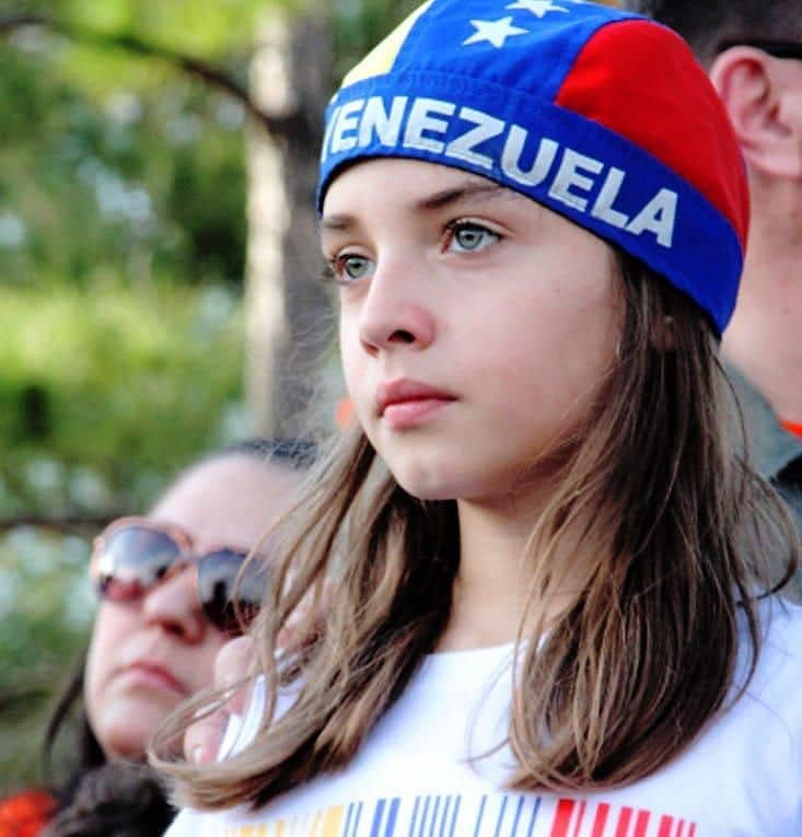 maya hija de m nica spear