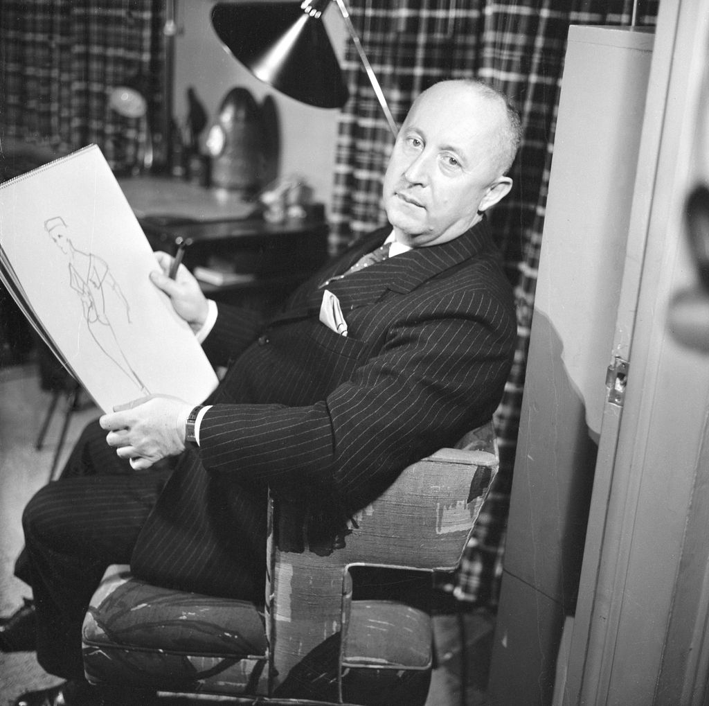 Christian Dior con uno de sus bocetos (1955)