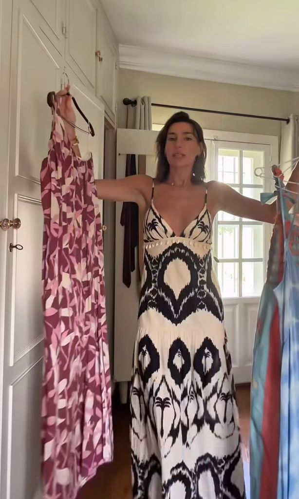 Eugenia Osborne con vestido de verano en blanco y negro