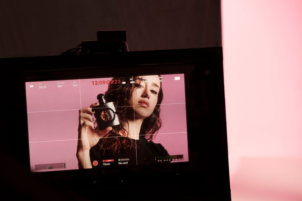 Priscilla Delgado como nueva imagen de Black Opium Pink Glaze de YSL Beauty