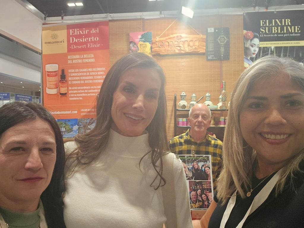 La reina Letizia visita el stand de Omamori en BioCultura el 6 de noviembre de 2025