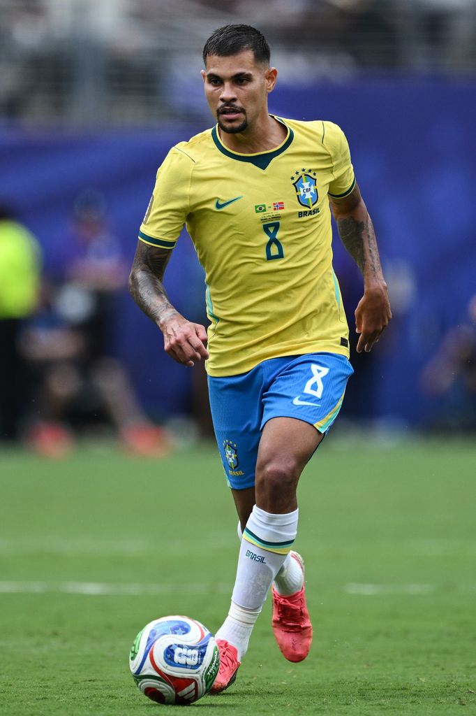 Bruno Guimaraes en plena acción durante el partido de octavos de final del Mundial de la FIFA 2026 entre Brasil y Noruega, disputado en el New York New Jersey Stadium el 5 de julio de 2026 en East Rutherford, Nueva Jersey