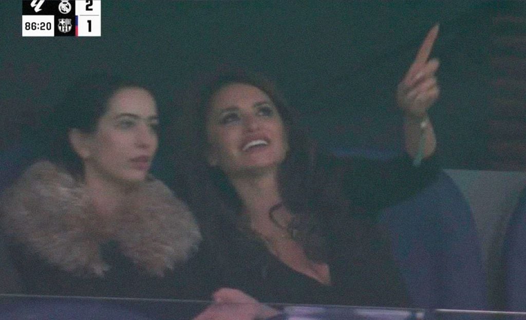 Penélope Cruz asiste al partido Real Madrid-Barça y comparte palco con Rosalía y su hermana, La Pili