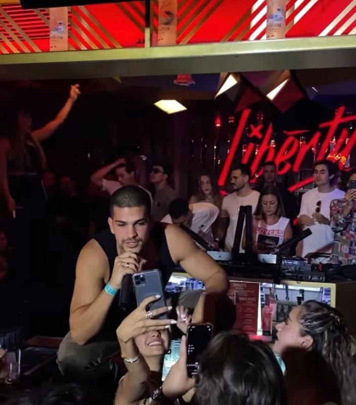 Bernardo Flores canta su single en Madrid