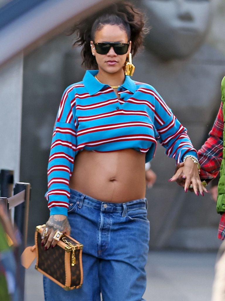 Rihanna llevó la tendencia con un estilo corto con el que deja ver su 'baby bump'.