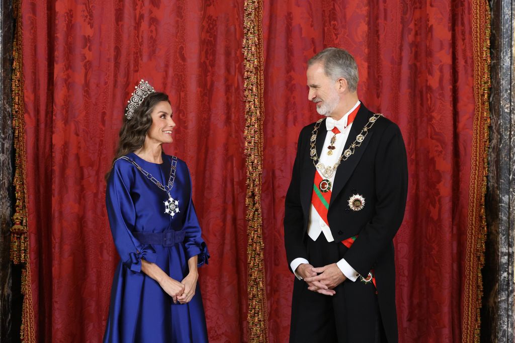 El rey Felipe VI y la reina Letizia de España, junto con el sultán de Omán