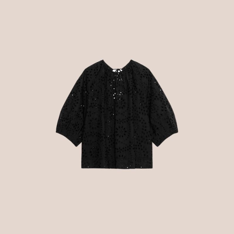blusa negra perforados