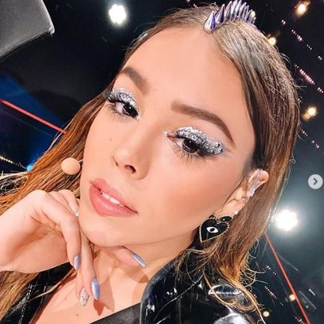 danna paola con p as en su melena