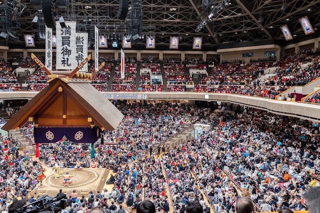 Combate de sumo con la presencia de los emperadores de Japón
