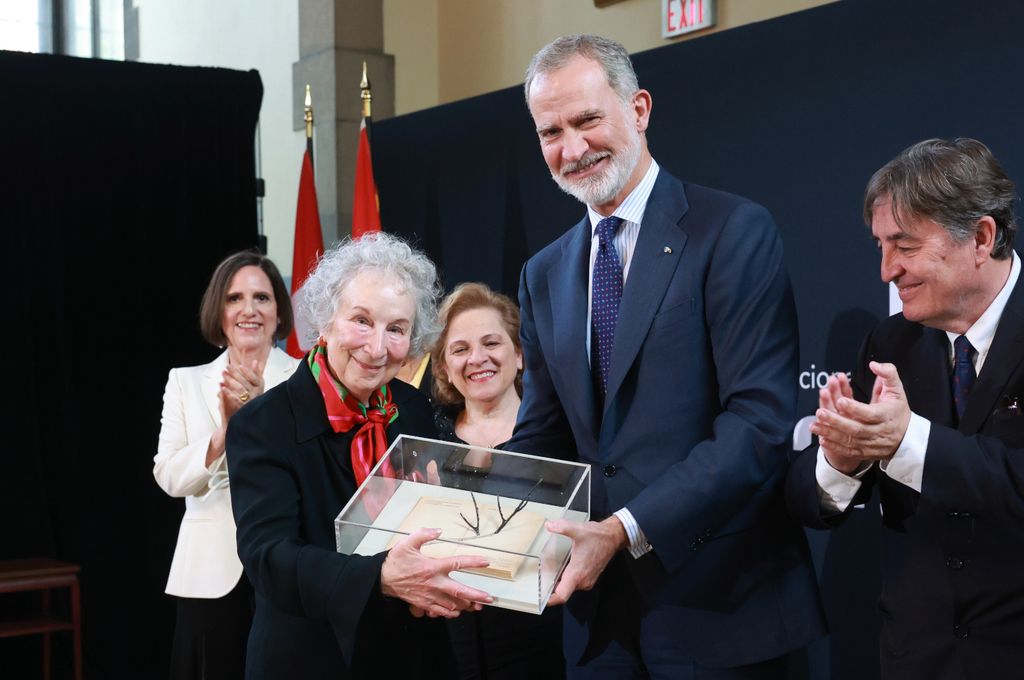 Instante en que don Felipe le entrega el III Premio de Poesía a Joan Margarit a Margaret Atwood