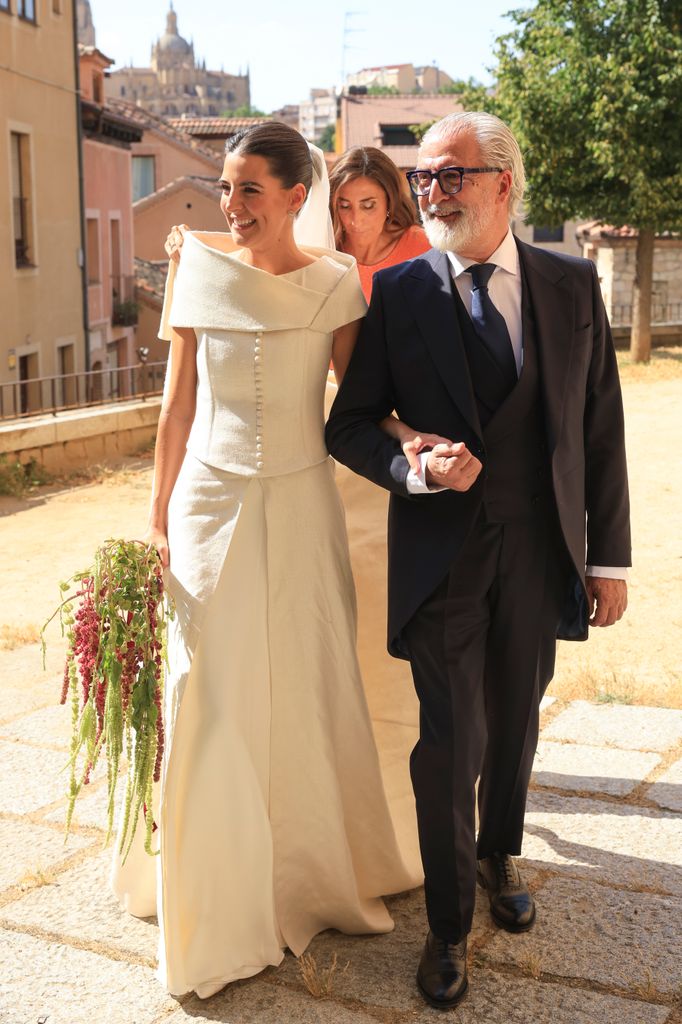 Ana de Miguel junto a su padre antes de entrar a la iglesia