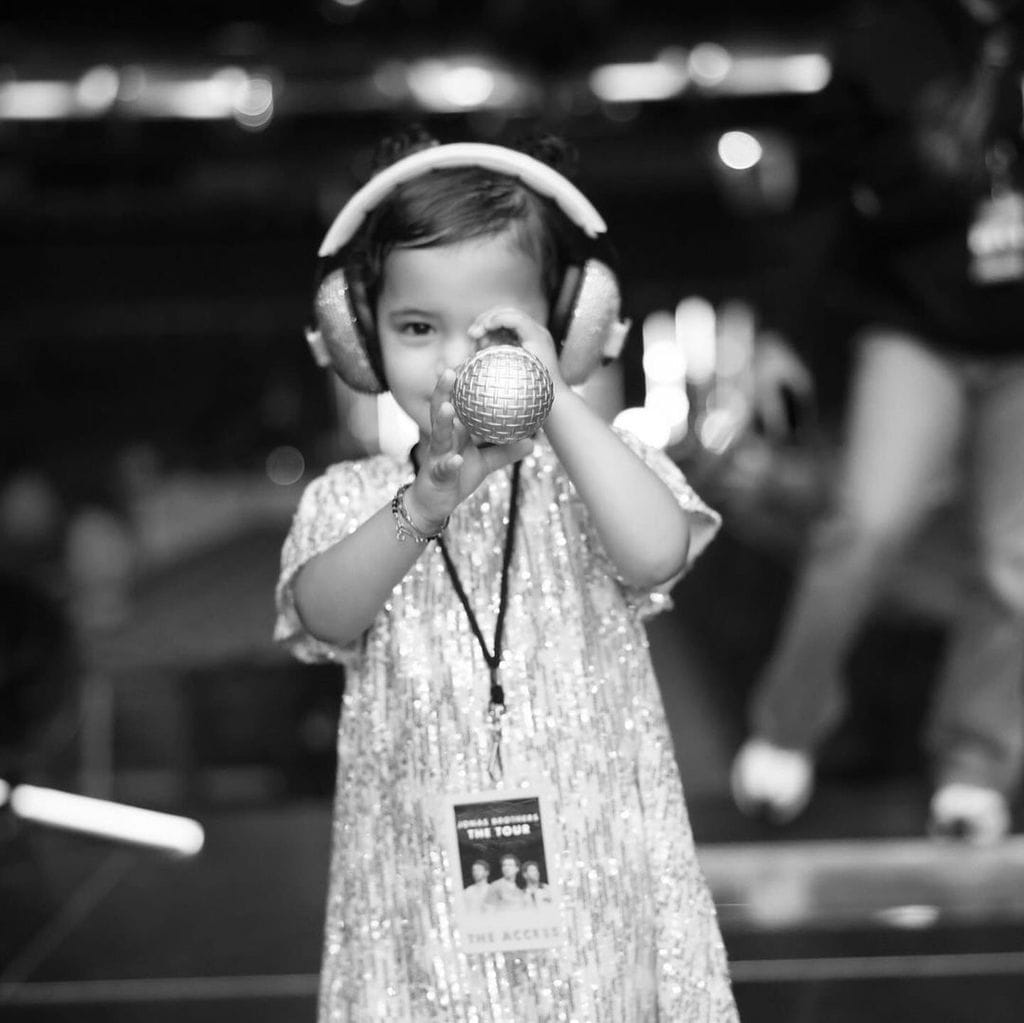 Mati, hija de Nick Jonas y Priyanka Chopra, en el concierto de los Jonas Brothers en el O2 de Londres, septiembre 2024