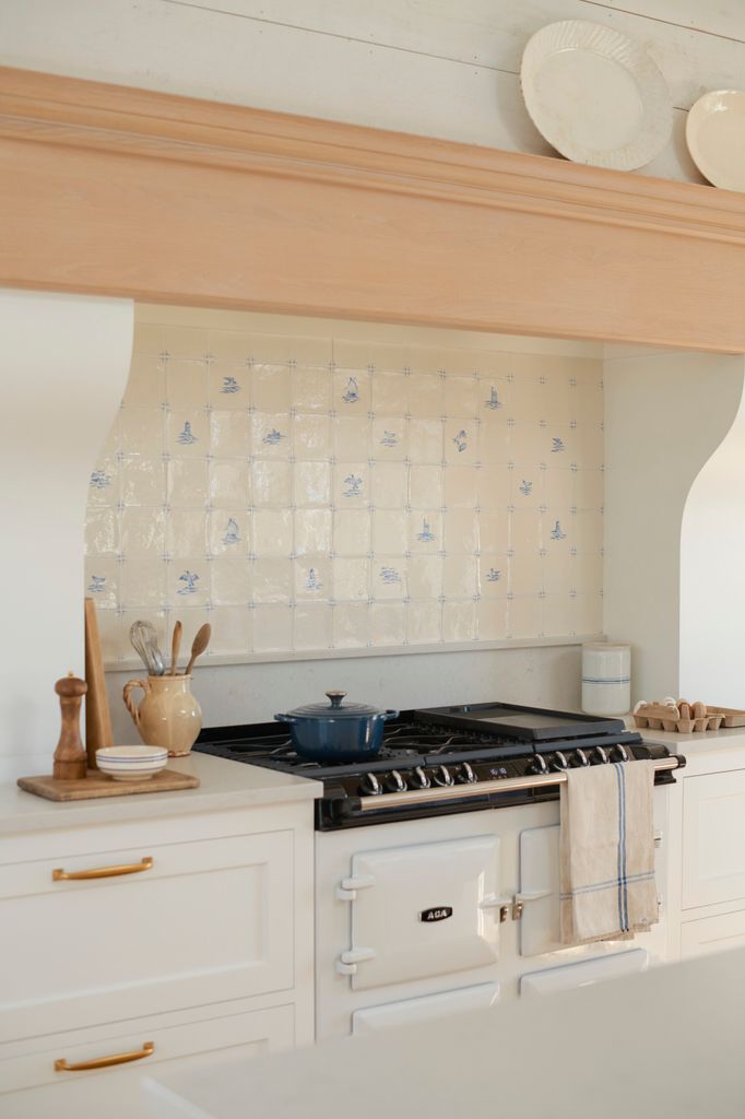 Cocina campestre con azulejos. 