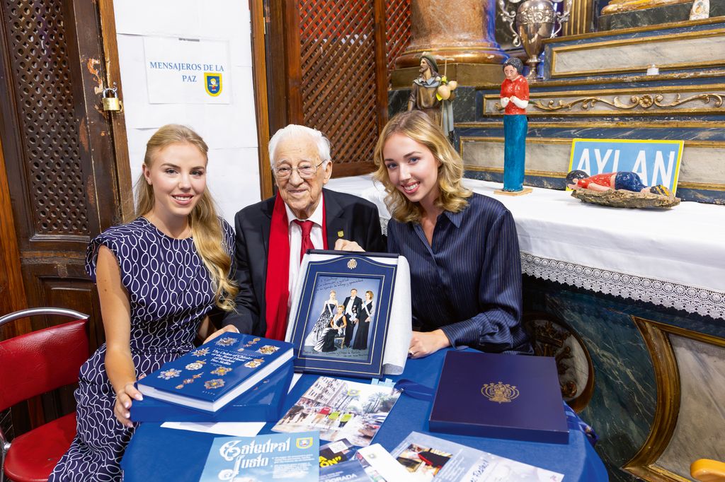 María Carolina y María Chiara de Borbón-Dos Sicilias  con el padre Ángel