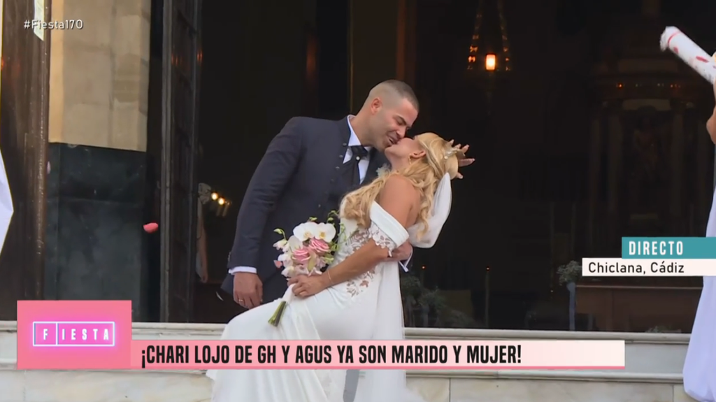 Agustín Redondo y Chari Lojo se han intercambiado un romántico beso tras salir de la iglesia