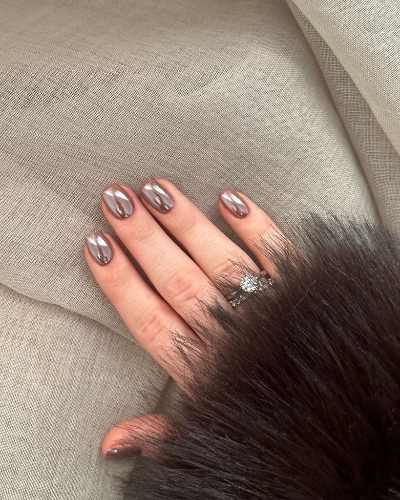 Manicura de uñas glazed en tonos marrones
