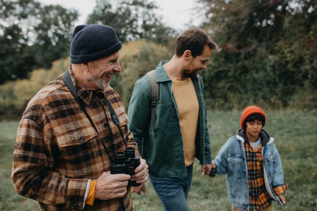 Abuelo, padre e hijo paseando por el campo
