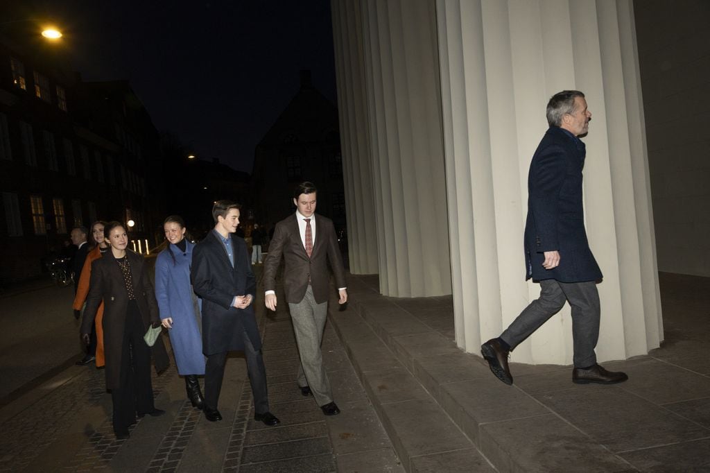 La princesa Josephine, la reina Mary, la princesa Isabella, el rey Federico y los príncipes Vincent y Christian llegando al servicio religioso de Nochebuena