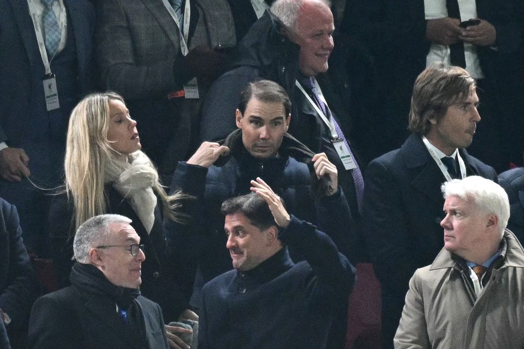 Plano medio de Rafa Nadal desde la grada viendo un partido de fútbol del Real Madrid