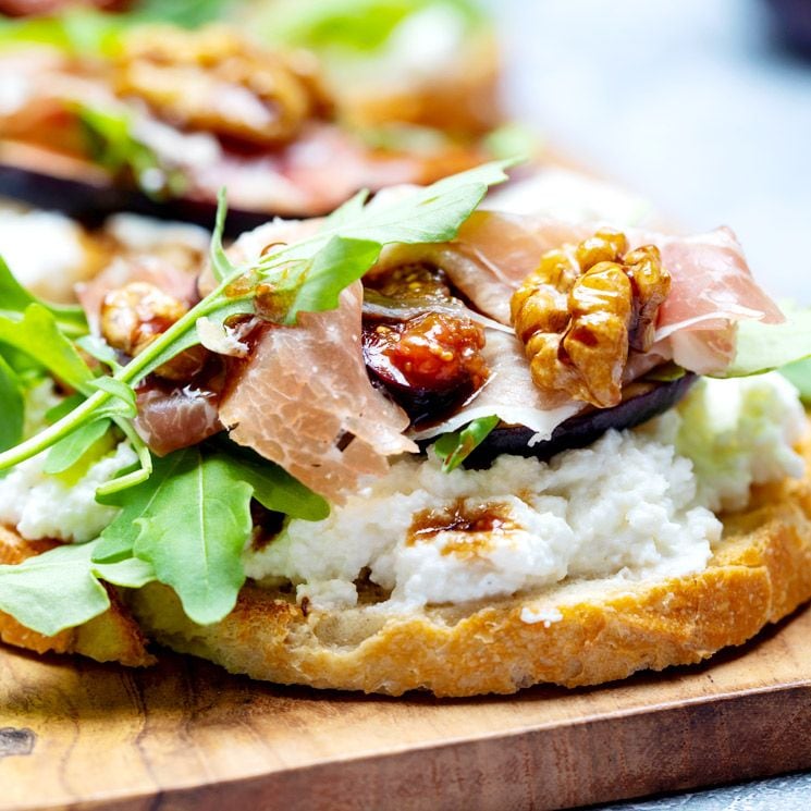Tostas de ricotta, jamón y brevas