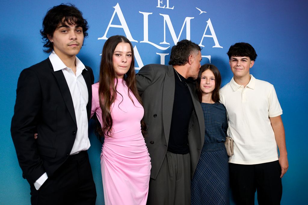 Alexander Sánchez Rivera, Manuela Sánchez Michel, Alejandro Sanz, Alma Sánchez Perera y Dylan Sánchez Perera en la premier de 'El Alma al Aire', en el Ocaso Coliseum Theater en Madrid, España. 