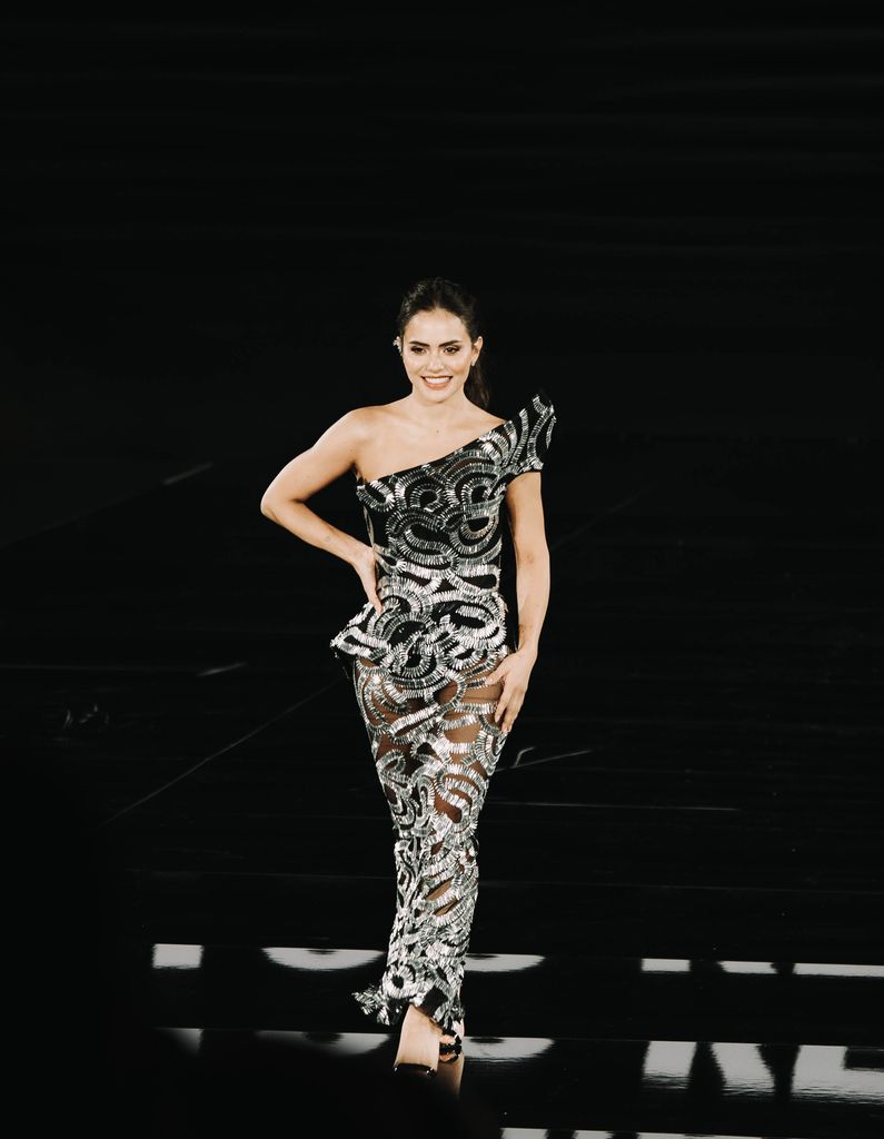 La actriz dio lecciones de estilo con este elegante vestido negro con detalles metálicos.
