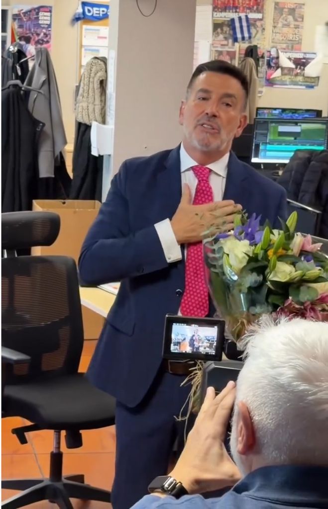 El presentador de televisión dedicando sus últimas palabras a los que han sido sus compañeros de trabajo durante más de dos décadas