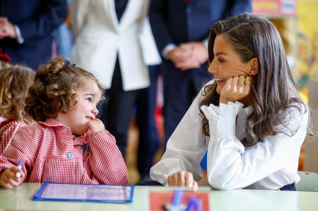 Simpática imagen de la reina Letizia en el colegio La Gesta de Oviedo