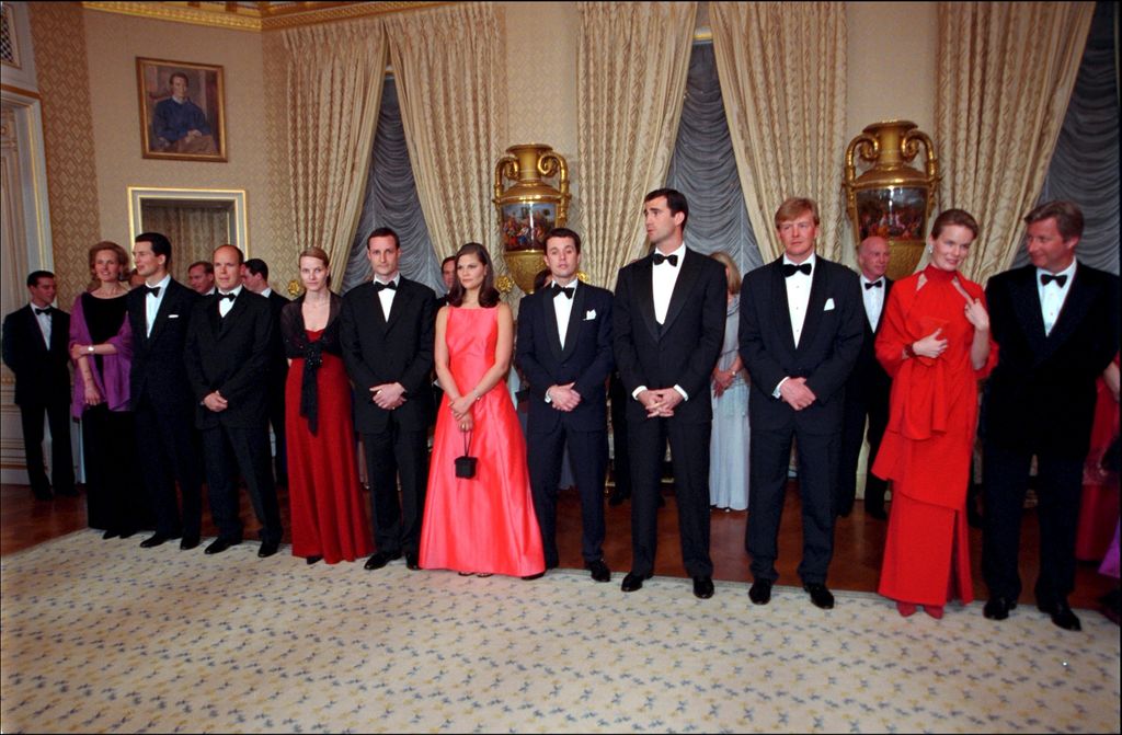 Festividades para el Gran Duque Enrique y la Gran Duquesa María Teresa en la ciudad de Luxemburgo, el 7 de abril de 2001. Los Grandes Duques junto a las familias reales de Noruega, Dinamarca, Bélgica, Países Bajos, España, Suecia y el príncipe Alberto de Mónaco