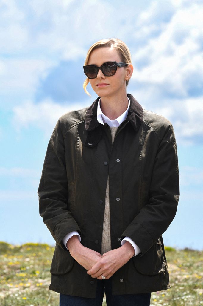 Charlene de Mónaco con la chaqueta Barbour favorita de la familia real británica. 