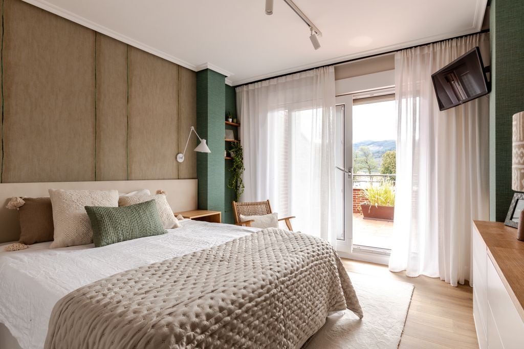 Dormitorio decorado en tonos naturales