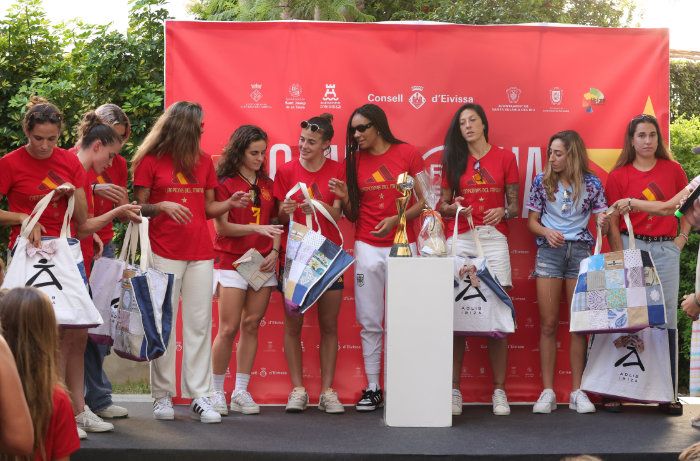 Las jugadoras de la Selección recibiendo regalos en Ibiza